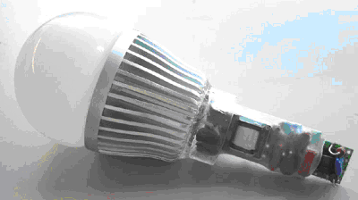 图12:驱动器集成在A19 LED替换灯中（电路板从壳体中去除）。（电子系统设计）