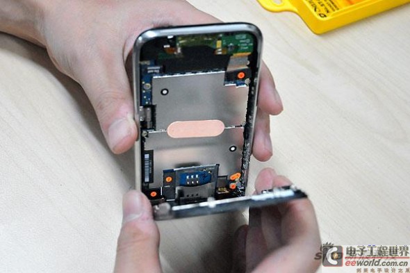 图为：新浪数码拆解联通iPhone 3G